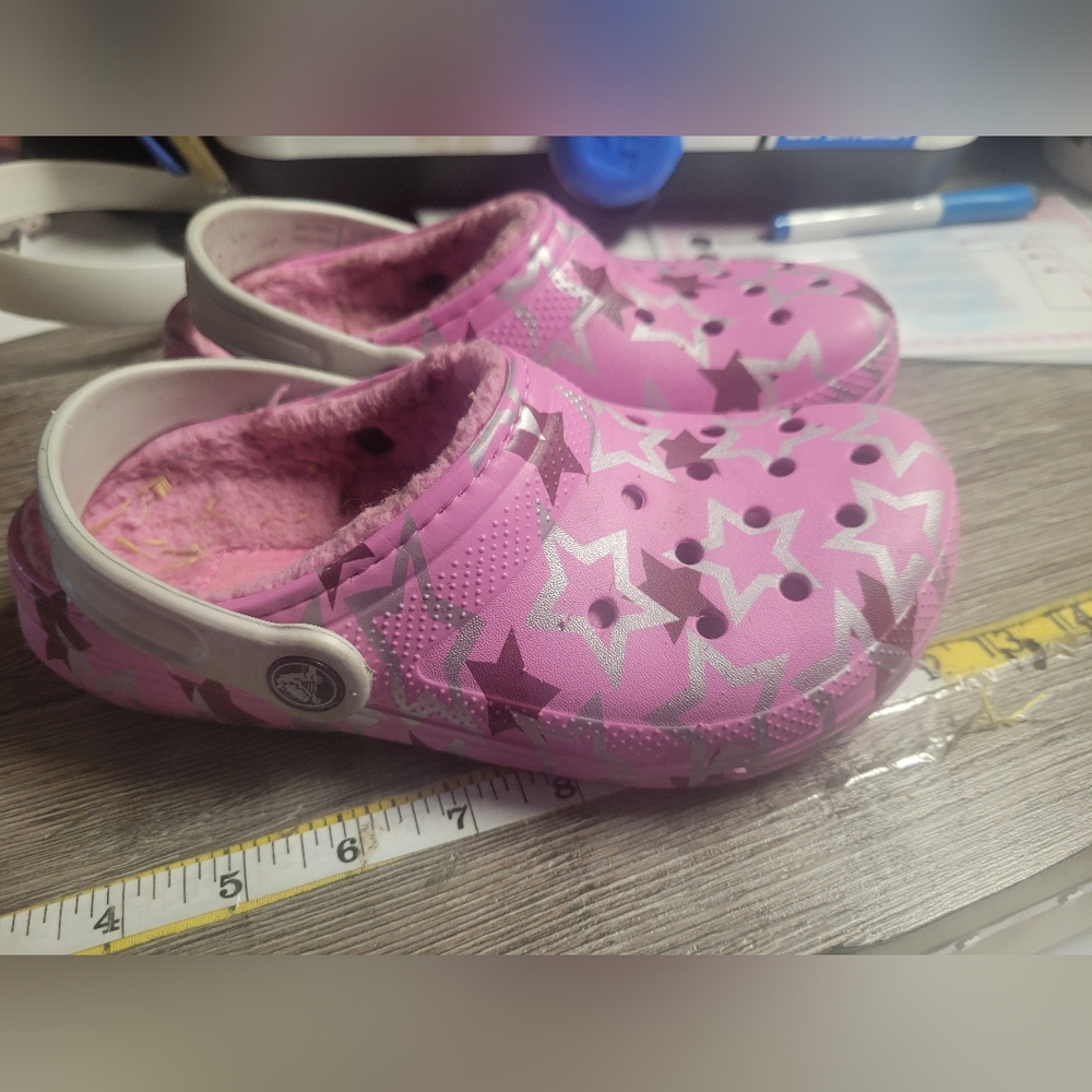 CROCS Pink Lined Star Graphic Kids Shoes Youth Size 2